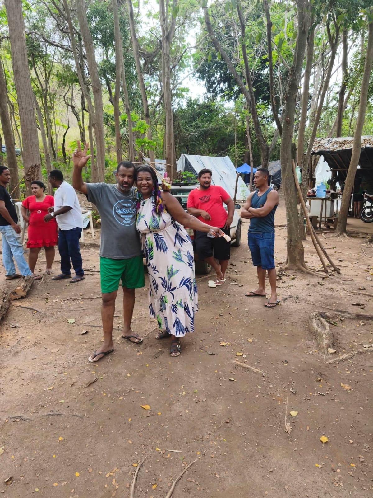 Pessoas reunidas no território da Comunidade Krim Orutu