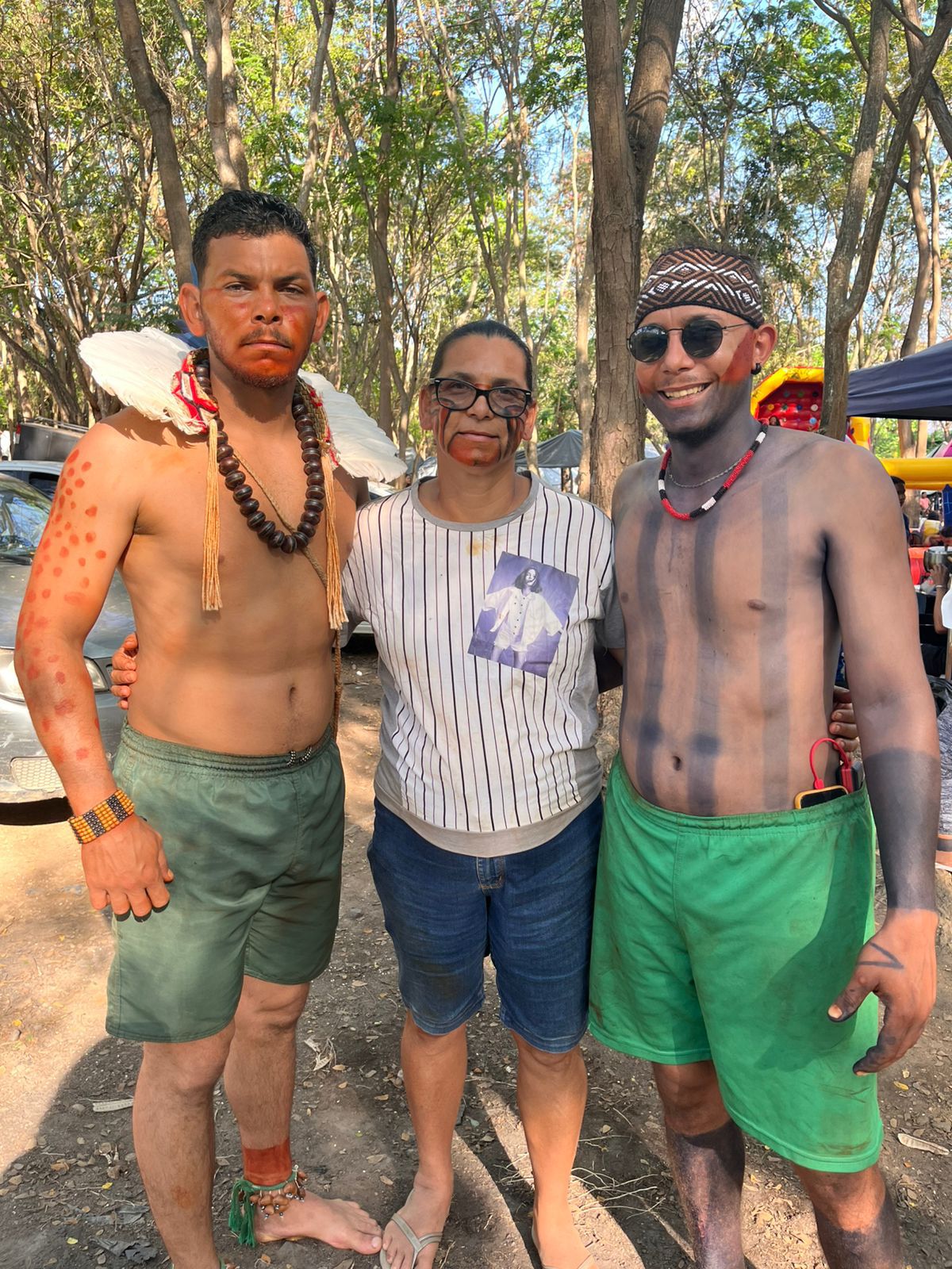 Integrantes da comunidade reunidos no território