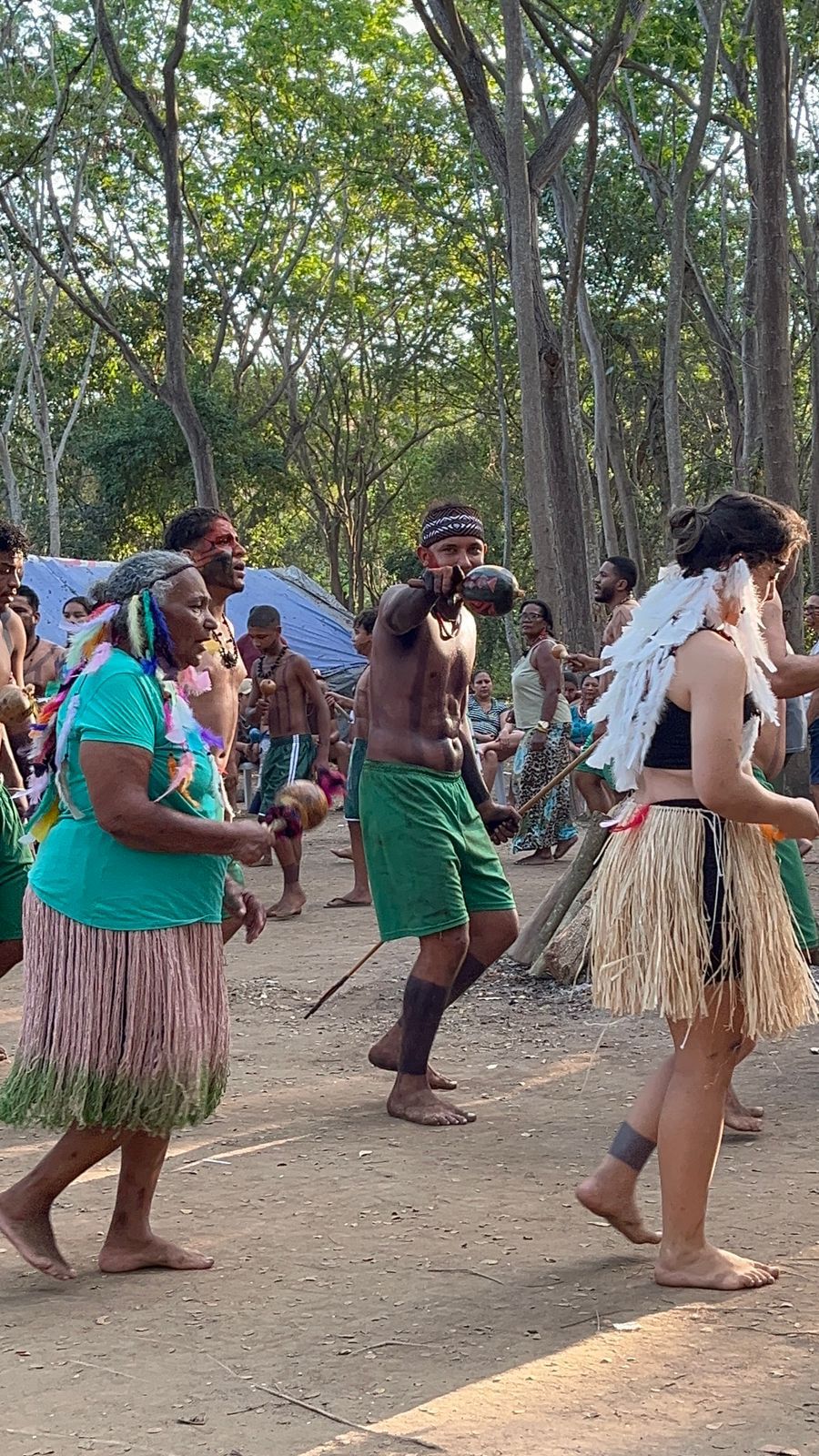 Participantes em momento cultural da comunidade