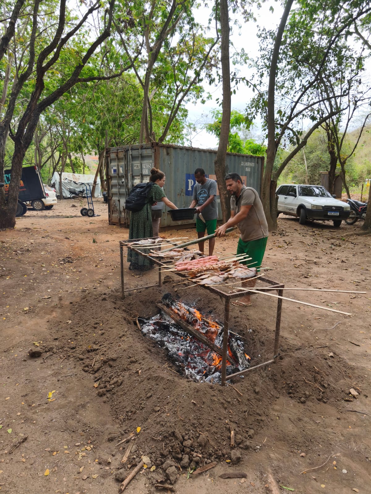 Preparo coletivo de alimentos no encontro da Comunidade Krim Orutu